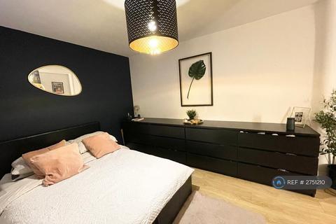 2 bedroom flat to rent, Mullards Close, Mitcham, CR4