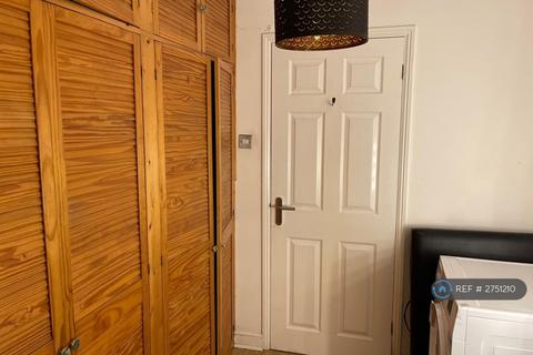 2 bedroom flat to rent, Mullards Close, Mitcham, CR4
