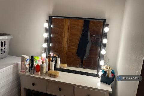2 bedroom flat to rent, Mullards Close, Mitcham, CR4