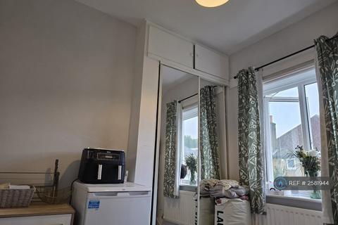 1 bedroom in a house share to rent, Sherwood Park Road, Sutton, SM1