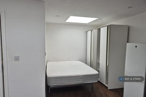 Studio to rent, Dunholme Road, London, N9