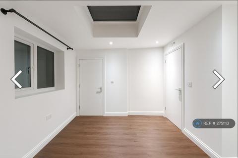 Studio to rent, Dunholme Road, London, N9