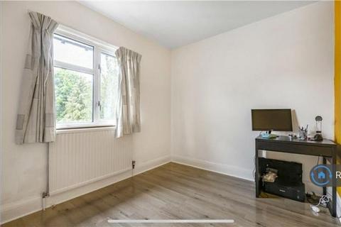 1 bedroom in a house share to rent, Howard Road, Coulsdon, CR5