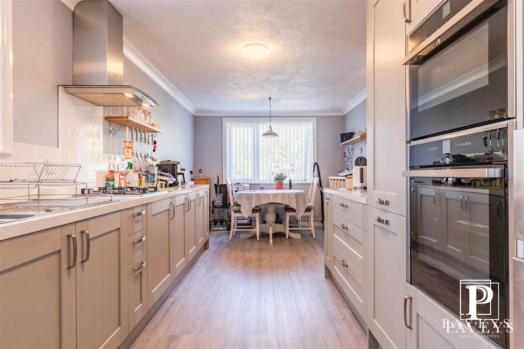 Kitchen breakfast room