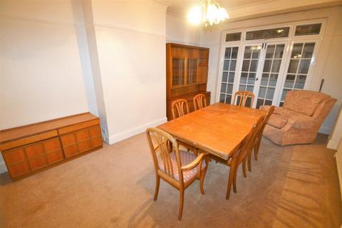 3 bedroom semi-detached house to rent, Greenleafe Drive, Ilford, IG6