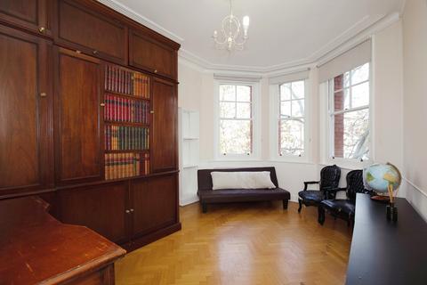 Studio to rent, Cromwell Road, London, SW5