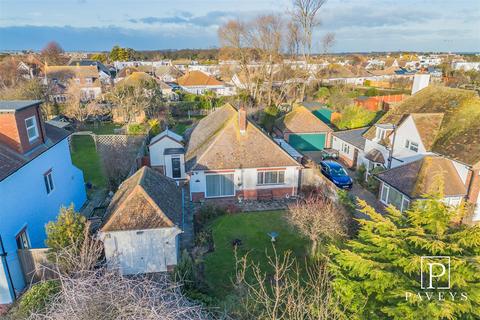 3 bedroom detached bungalow for sale - Pole Barn Lane, Frinton-On-Sea