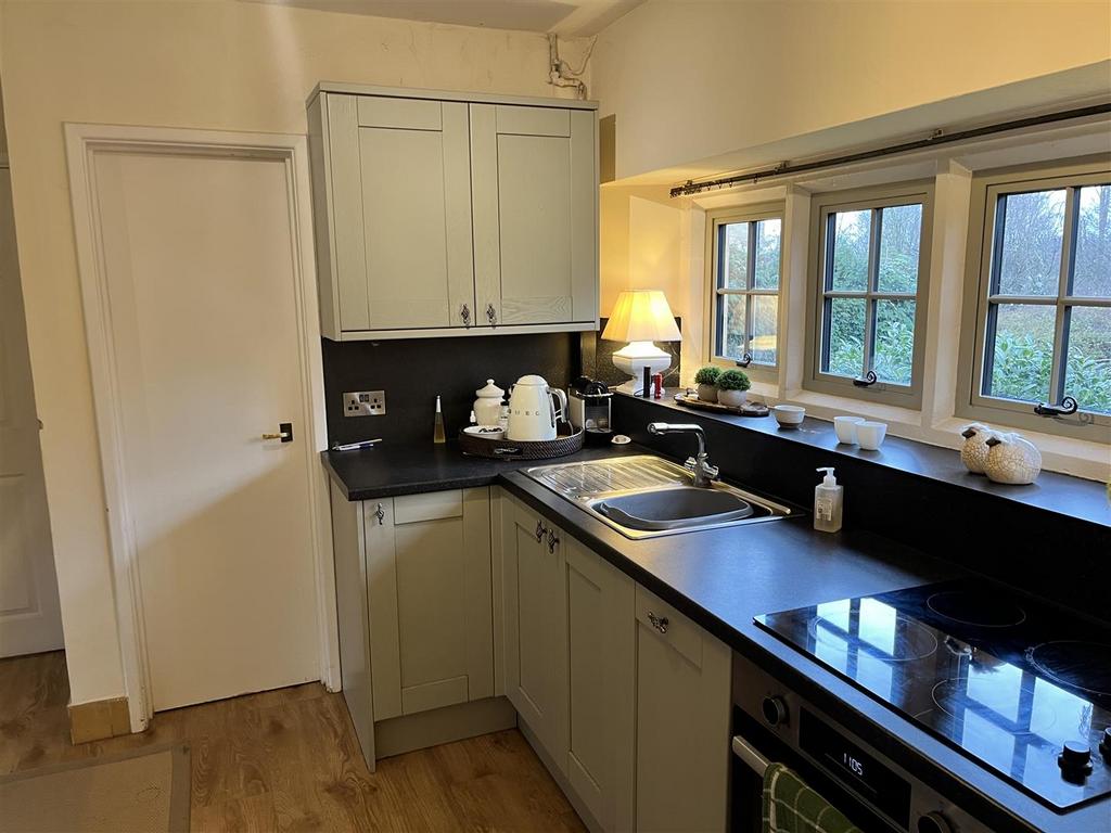Kitchen 2 .JPG