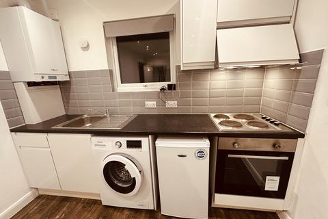 Studio to rent, Harringay Road, London N15