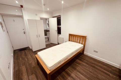 Studio to rent, Harringay Road, London N15