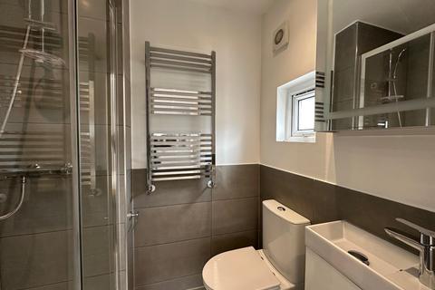 Studio to rent, Harringay Road, London N15