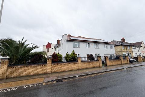 4 bedroom semi-detached house to rent - Fencepiece Road, Ilford, IG6