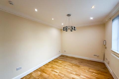 4 bedroom semi-detached house to rent, Fencepiece Road, Ilford, IG6