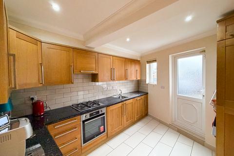 4 bedroom semi-detached house to rent, Fencepiece Road, Ilford, IG6