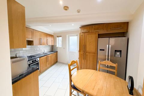 4 bedroom semi-detached house to rent, Fencepiece Road, Ilford, IG6