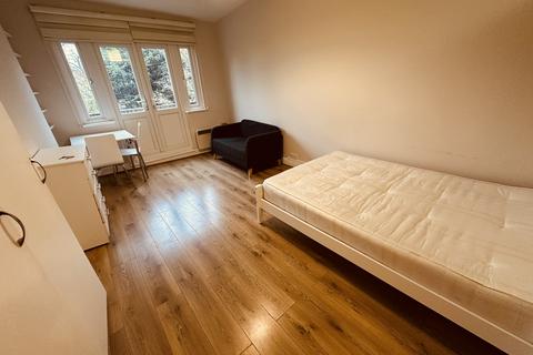 Studio to rent, Queens Avenue, London N10