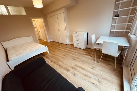 Studio to rent, Queens Avenue, London N10
