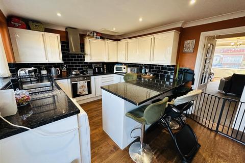 3 bedroom end of terrace house for sale, Bernadette Avenue, Hull