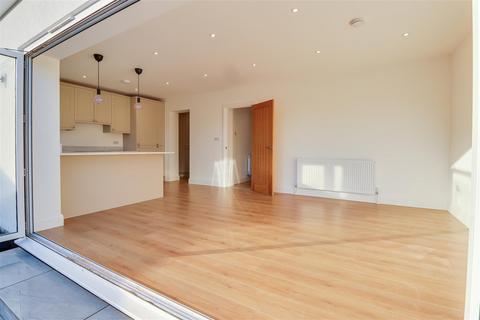 3 bedroom semi-detached bungalow for sale, Oakwood Avenue, Leigh-On-Sea SS9