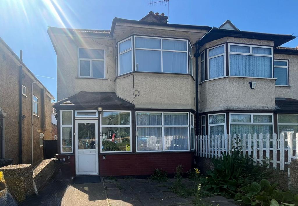 2 Bedroom Flat in Uxbridge Road, Southall UB1 3 DX