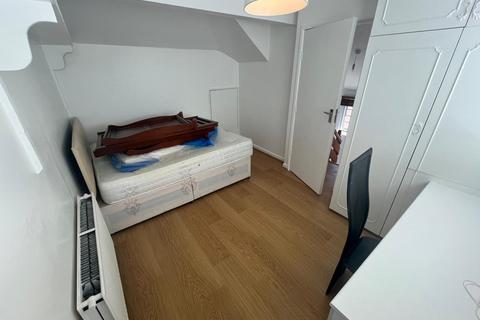 2 bedroom flat to rent, Uxbridge Road, UB1 3DX