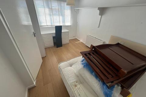 2 bedroom flat to rent, Uxbridge Road, UB1 3DX