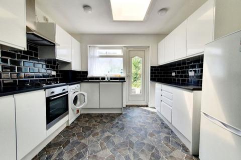 3 bedroom property to rent - Croft Close, Harlington, UB3