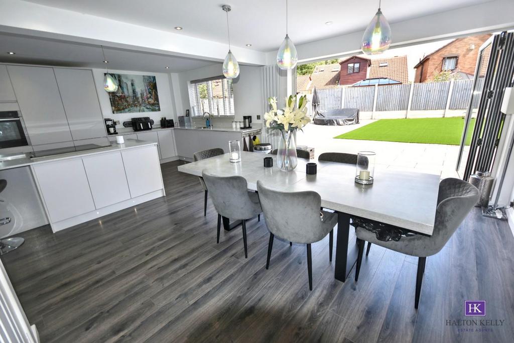 Open plan kitchen/dining living space