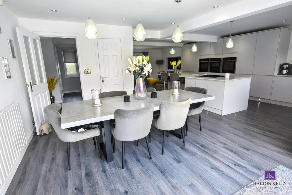 Open plan kitchen/dining living space