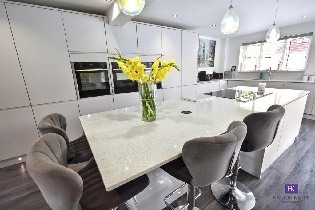 Open plan kitchen/dining living space