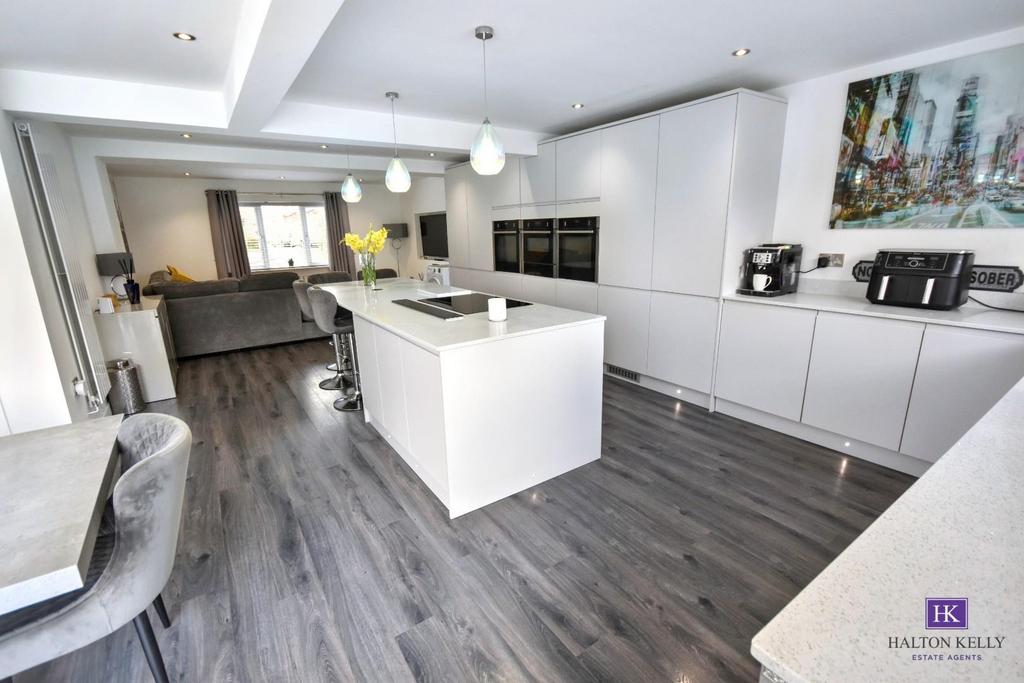 Open plan kitchen/dining living space