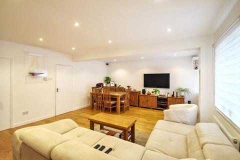 3 bedroom terraced house to rent, Clayside, Chigwell, IG7