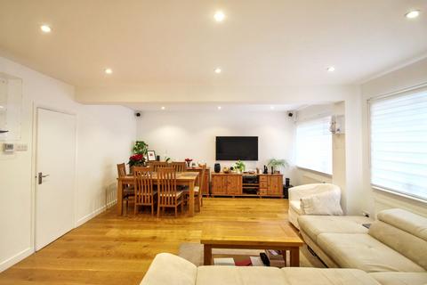 3 bedroom terraced house to rent, Clayside, Chigwell, IG7