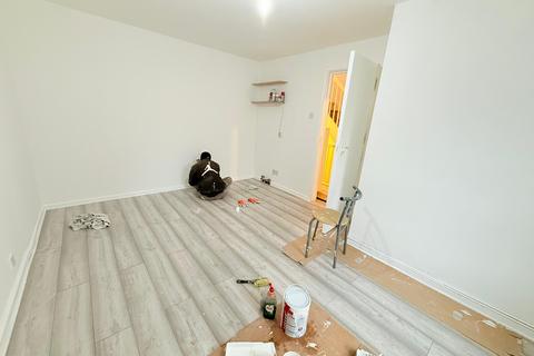 5 bedroom terraced house to rent, Maple Close, Hayes UB4