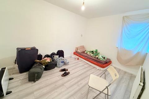 5 bedroom terraced house to rent, Maple Close, Hayes UB4