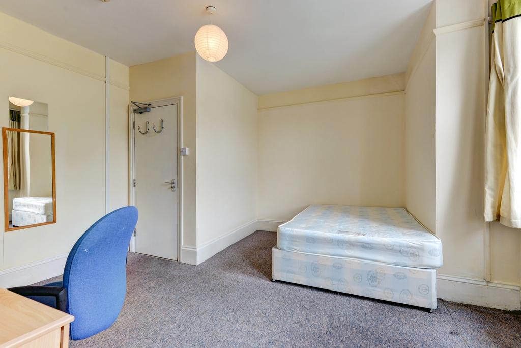 Bright single bedroom with a comfortable bed, d...