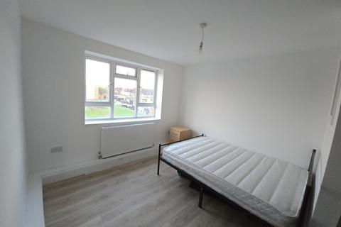 3 bedroom flat to rent, Britten Drive, Southall UB1