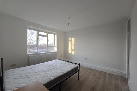 3 bedroom flat to rent, Britten Drive, Southall UB1