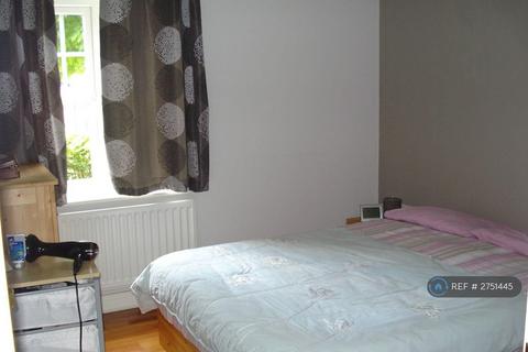 2 bedroom flat to rent, Seaton Square, London, NW7