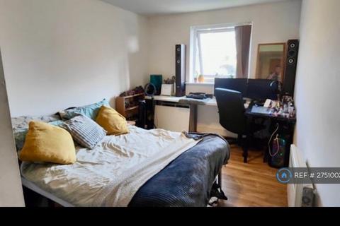 1 bedroom in a flat share to rent, Steele House, Salford, M5