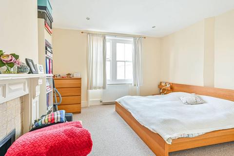 2 bedroom flat to rent, Thurleigh Road, Between the Commons, London, SW12
