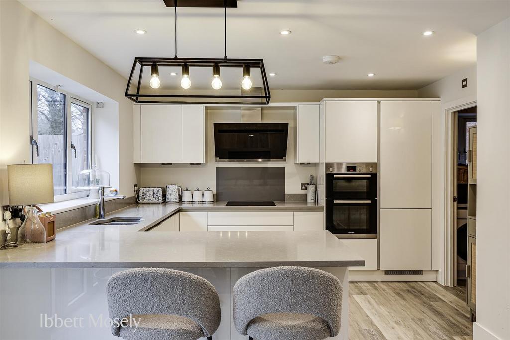 15 Kitchen.jpg