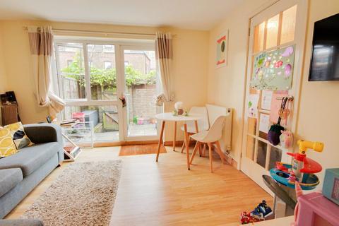 1 bedroom flat for sale, Gordon Close, Haywards Heath, RH16