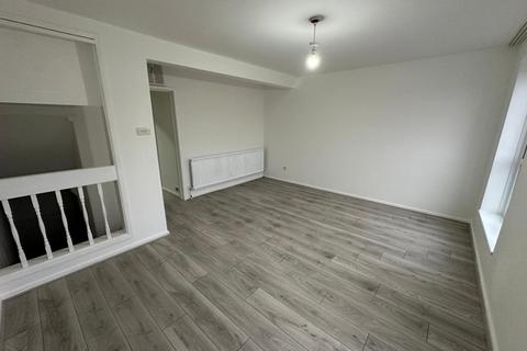 3 bedroom semi-detached house to rent, 3 Bed Flat To Let