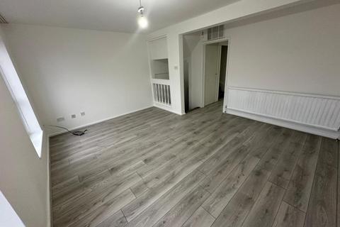 3 bedroom semi-detached house to rent, 3 Bed Flat To Let