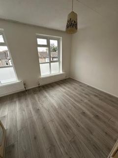3 bedroom semi-detached house to rent, 3 Bed Flat To Let