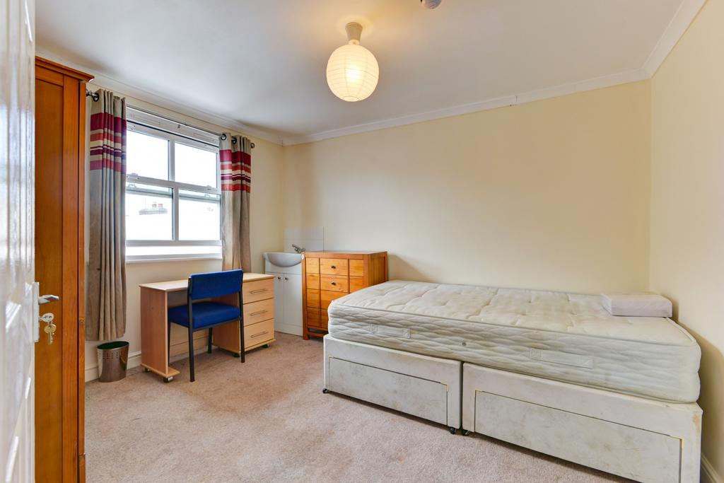 Bright, tidy double bedroom with two single bed...