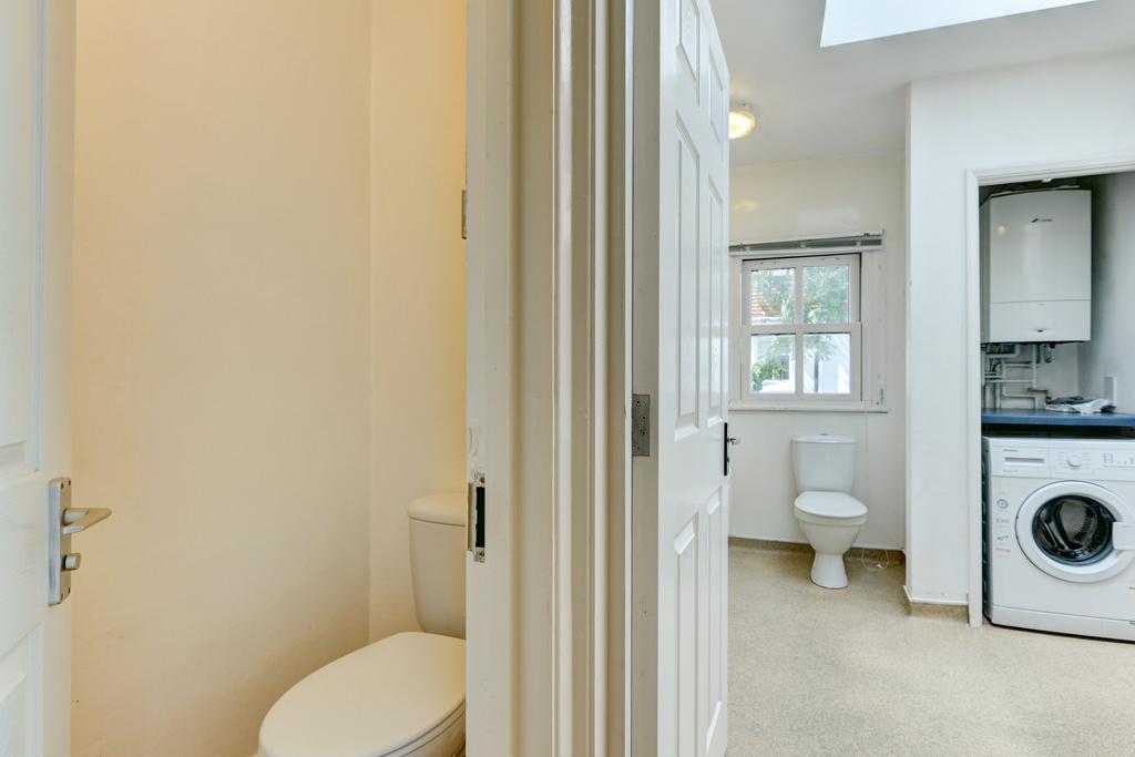 Bright, well-maintained bathroom suite with mod...