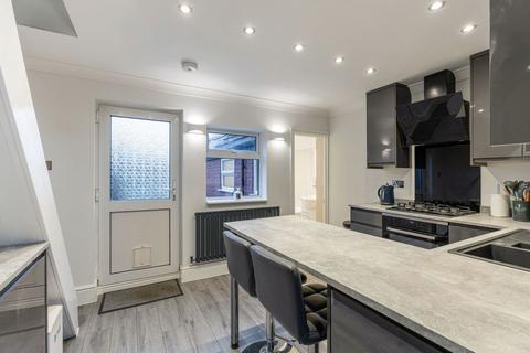 2 bedroom terraced house to rent, Bicester Road, Aylesbury HP19