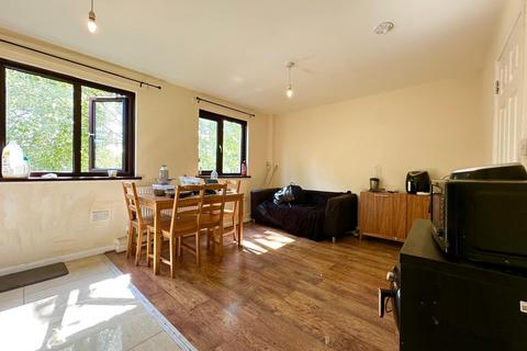 4 bedroom terraced house to rent, Oxley Close, London SE1